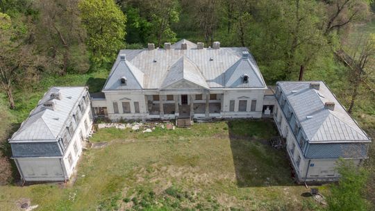 Zabytkowy pałac na Bielanach czeka na wielką zmianę. Miasto wstrzymało postępowanie dotyczące inwestycji.