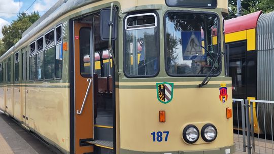 Zabytkowy tramwaj pojedzie szynami Warszawy. Niemiecki MAN GT6 do stolicy przyjechał z Krakowa