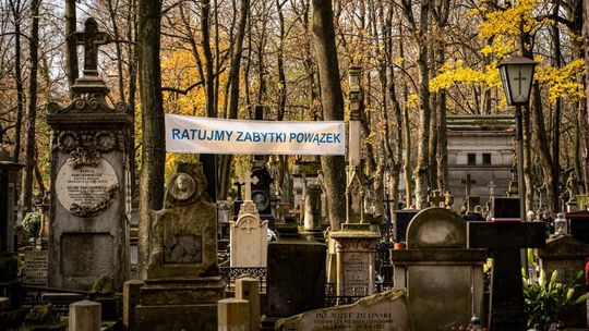 Zaduszkowa kwesta na Starych Powązkach. Akcje wspiera ponad 350 artystów i społeczników Zaduszkowa kwesta na Starych Powązkach. Akcje wspiera ponad 350 artystów i społeczników