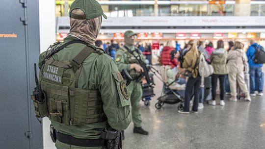 Zamieszanie na Lotnisku Chopina w Warszawie. Podróżni „żartowali”, że mają bombę