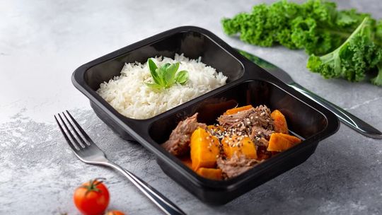Zapewniasz catering podczas eventów firmowych? Jak wybrać dobre pojemniki gastronomiczne?