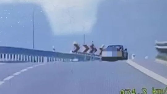 Zawrócił pod prąd na oczach policji. „Pomyliłem drogę” – tłumaczył 38-latek