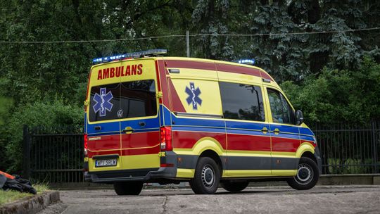 Zderzenie samochodu osobowego z karetką. Jest ofiara śmiertelna
