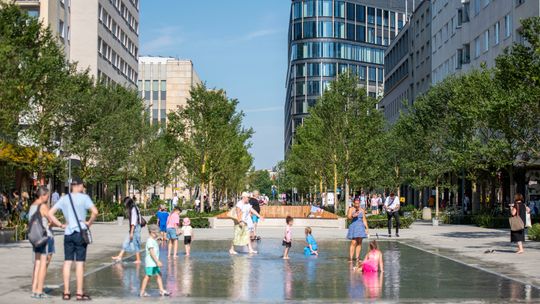 Złota i Zgoda po przebudowie. W centrum Warszawy powstała zielona przestrzeń.