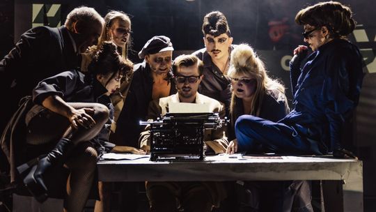 „Zły. Warszawska jazz opera” zadebiutowała na deskach teatru. „To karnawałowa wizja warszawskiego sin city” „Zły. Warszawska jazz opera” zadebiutowała na deskach teatru. „To karnawałowa wizja warszawskiego sin city”