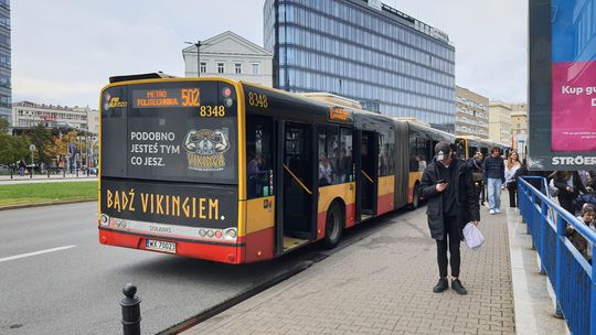 Zmiany przy metrze Politechnika. Przez ponad tydzień autobusy będą korzystać z innego przystanku.