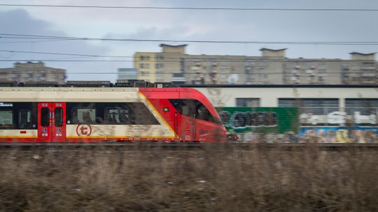 Zmiany w kursowaniu pociągów od 25 października. Utrudnienia na Powiślu, objazdy i autobusy zastępcze.