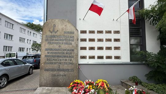 Tablica upamiętniająca pierwsze strzały Powstania Warszawskiego