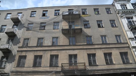 Zrujnowana kamienica przy Nowogrodzkiej 14. Konserwator ma związane ręce, a właściciel robi co chce
