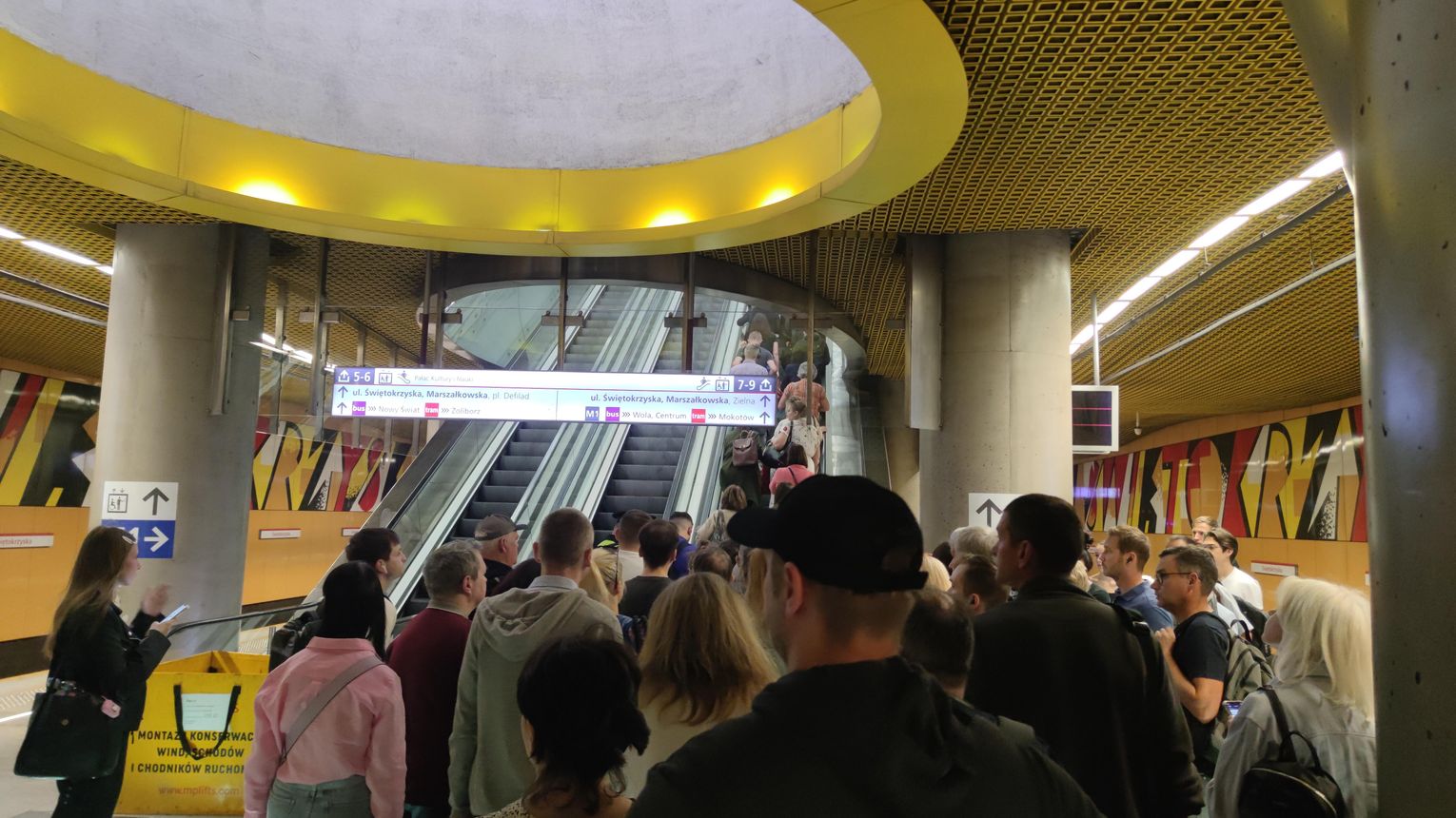 Pożar w metrze. Poranny chaos, wyłączona linia M1 i walka strażaków