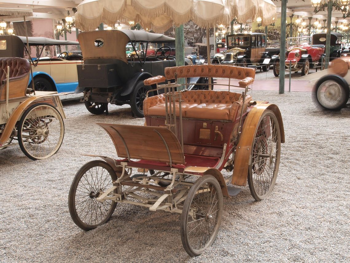 130 lat temu Warszawa usłyszała warkot pierwszego automobilu. 130 lat temu Warszawa usłyszała warkot pierwszego automobilu.