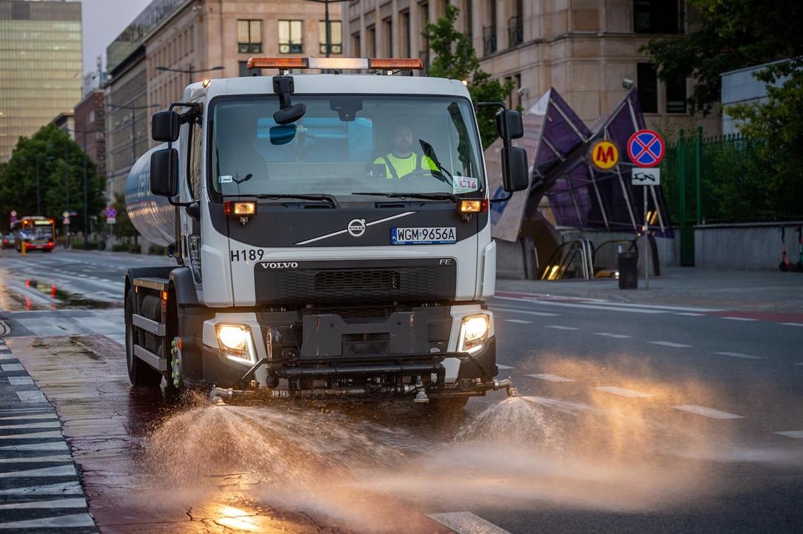 2,5 mln litrów wody z basenów dostało drugie życie. Warszawa wykorzystała ją do mycia ulic. 2,5 mln litrów wody z basenów dostało drugie życie. Warszawa wykorzystała ją do mycia ulic.