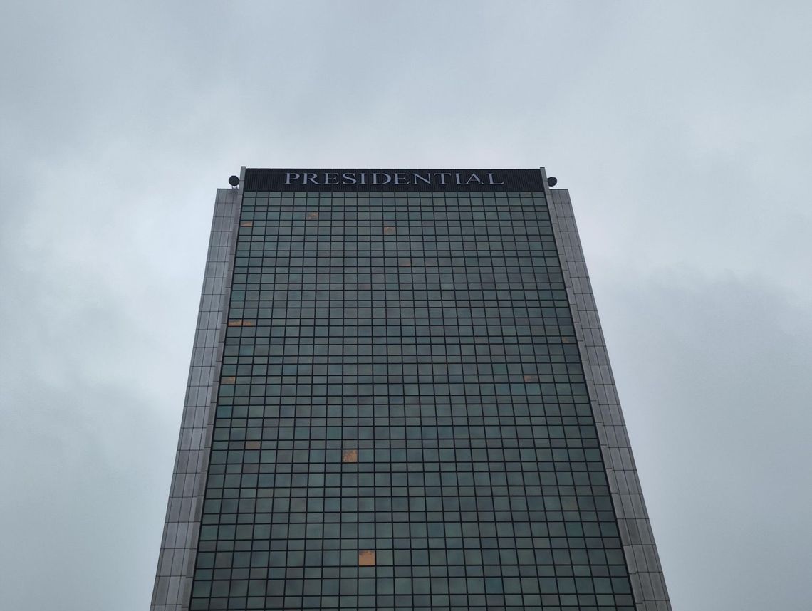 24-letni Francuz wspiął się na szczyt Hotelu Presidental w centrum Warszawy