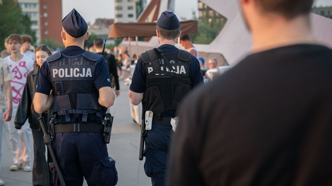 Policja na kładce pieszo-rowerowej na Wiśle.