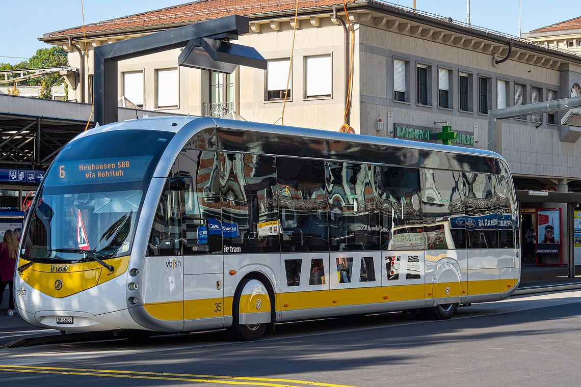 Autobus jak tramwaj na ulicach Warszawy. MZA testuje elektrycznego Irizara. Autobus jak tramwaj na ulicach Warszawy. MZA testuje elektrycznego Irizara.