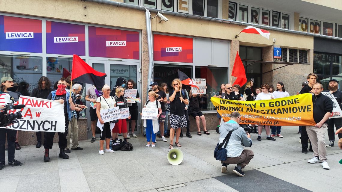 Protest Komitetu Obrony Lokatorów pod siedzibą Lewicy w Warszawie