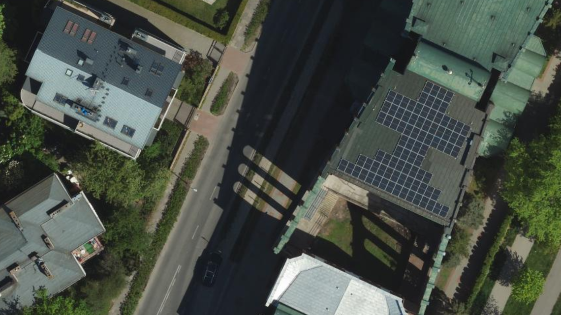 Proboszcz ułożył znak krzyża z paneli fotowoltaicznych. Ekologicznie, na chwałę Bogu Proboszcz ułożył znak krzyża z paneli fotowoltaicznych. Ekologicznie, na chwałę Bogu