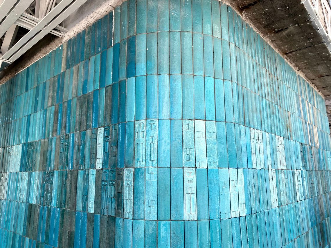 Pod warstwami grafitti znajdowała się ceramiczna okładzina
