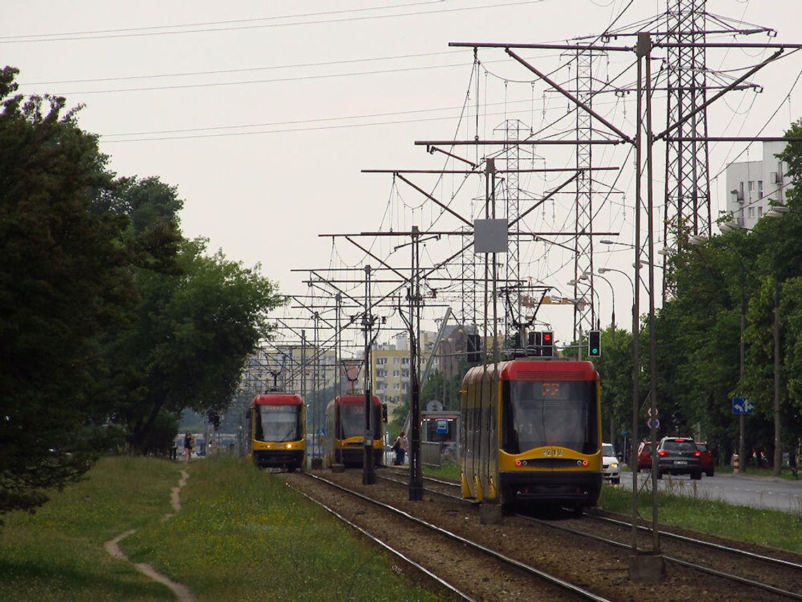 Ciężarówka zerwała sieć trakcyjną na Żoliborzu. Pięć linii tramwajowych skierowanych na objazdy. Ciężarówka zerwała sieć trakcyjną na Żoliborzu. Pięć linii tramwajowych skierowanych na objazdy.