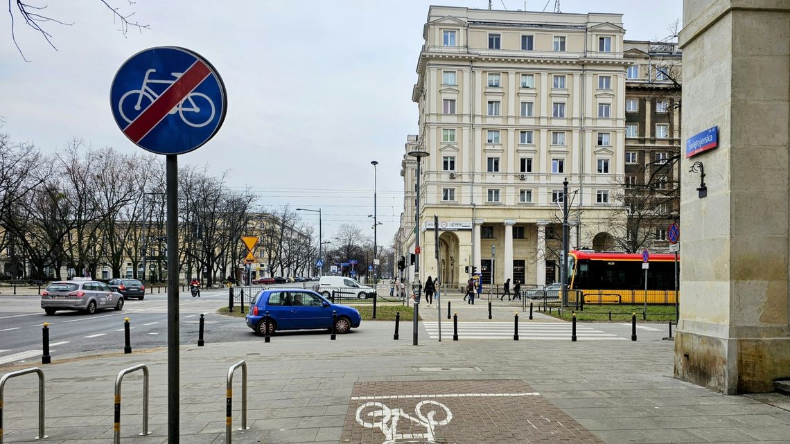 Skrzyżowanie ul. Anielewicza, ul. Świętojerskiej i ul. Andersa.