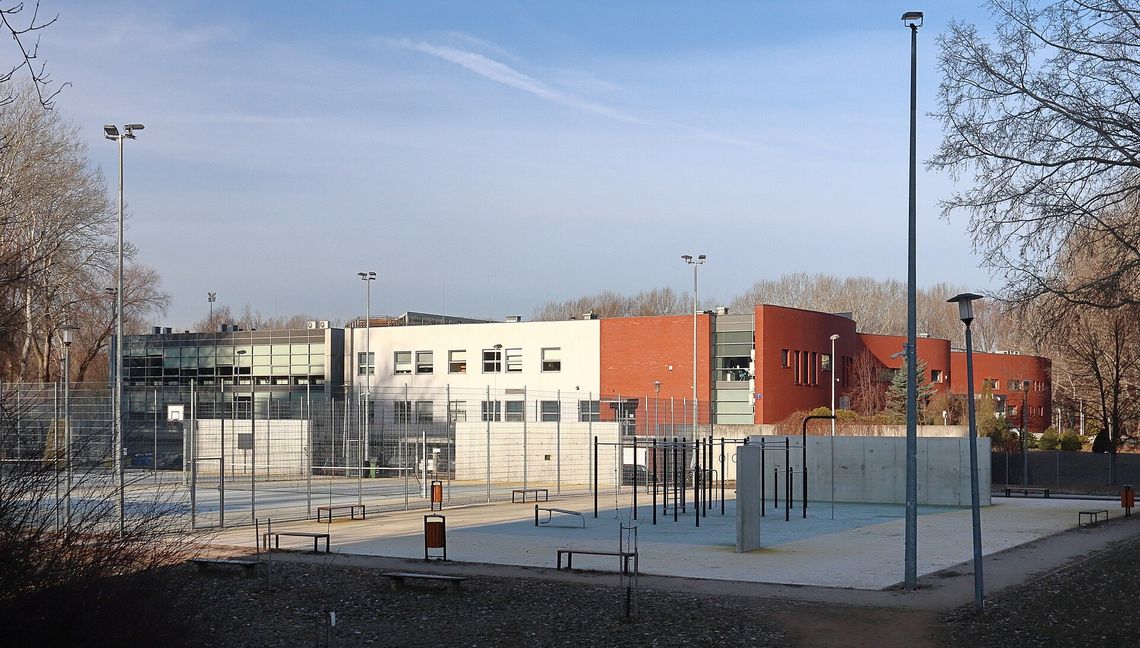 Duża modernizacja przy liceum na Tarchominie. Powstaną nowe boiska, bieżnia i siłownia plenerowa. Duża modernizacja przy liceum na Tarchominie. Powstaną nowe boiska, bieżnia i siłownia plenerowa.