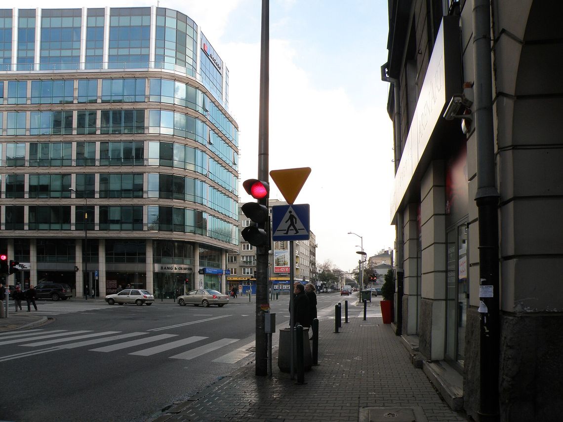 Duża przebudowa biurowca w centrum Warszawy. Sześciometrowe witryny i zupełnie nowa elewacja. Duża przebudowa biurowca w centrum Warszawy. Sześciometrowe witryny i zupełnie nowa elewacja.