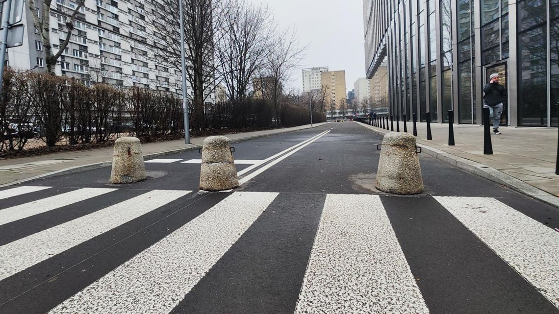 Deweloper zbudował nową ulicę na Woli. Waliców stoi zamknięta od pięciu lat. W tle sądowa batalia deweloperów