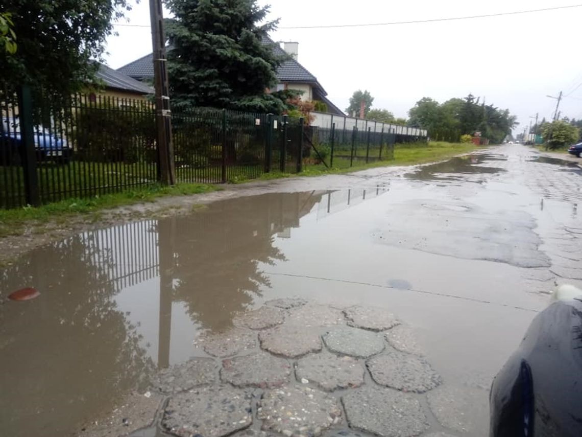 Fatalny stan techniczny Bruzdowej. Ulica wymaga pilnego remontu, a dzielnica od prawie 15 lat nie ma na niego pieniędzy