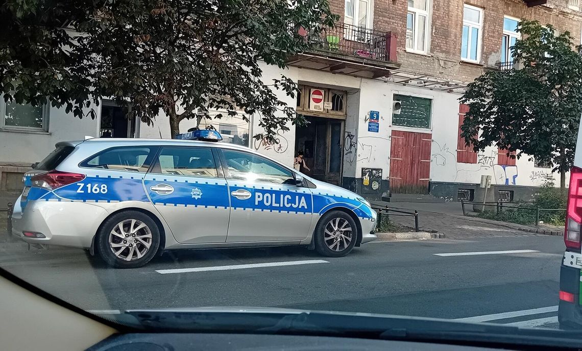 Policja przed bramą na Inżynierskiej 9