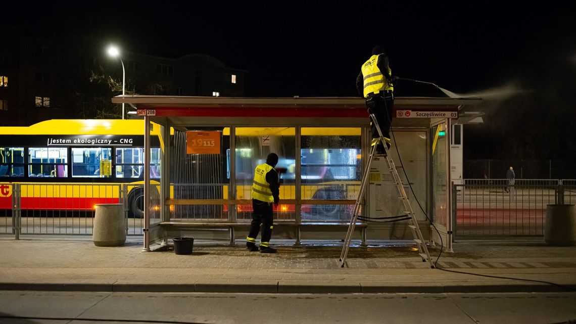 Ile kosztuje usuwanie nielegalnych reklam z wiat i słupów? Radna uzyskała odpowiedź