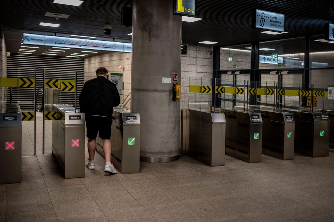 Ile osób jeździ metrem w Warszawie? 2 miliony podróży tylko na M1