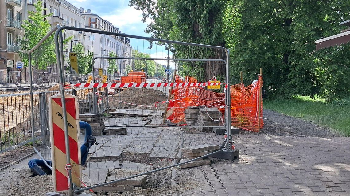 Kolejne remonty na Mokotowie. Piesi chodzą po żwirze