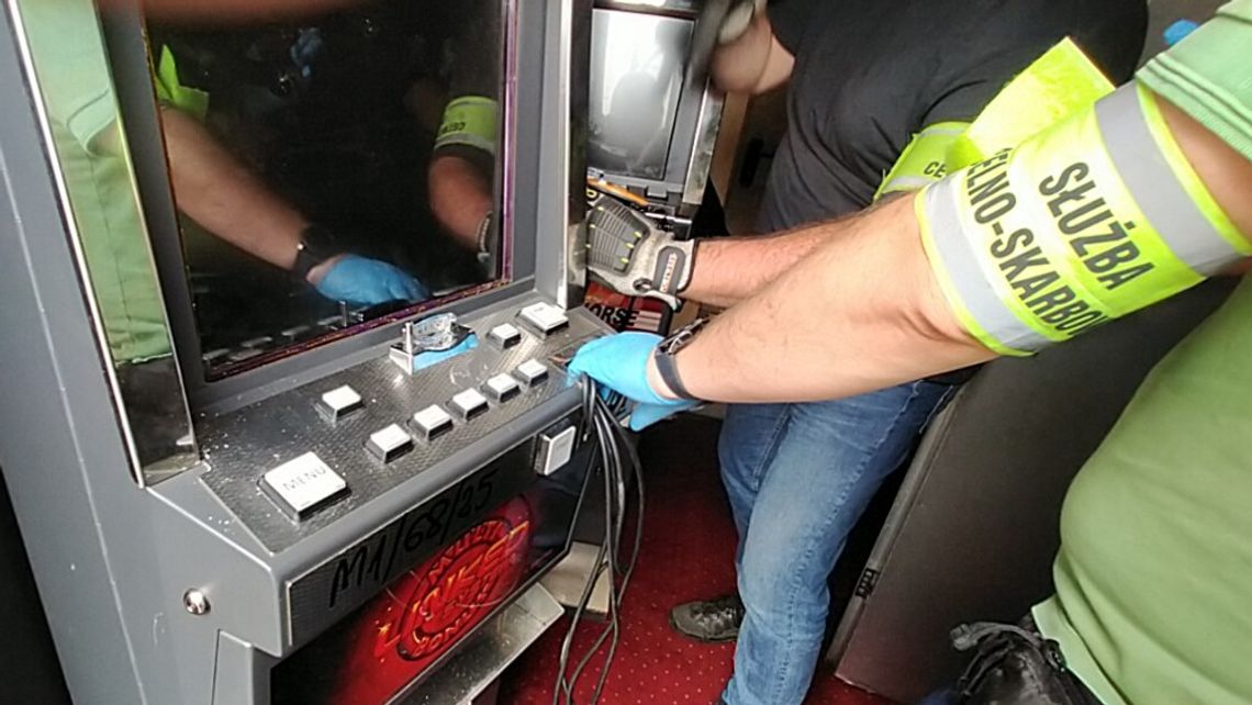 Kolejny cios w nielegalny hazard. Policjanci zabezpieczyli 14 automatów na Pradze Północ