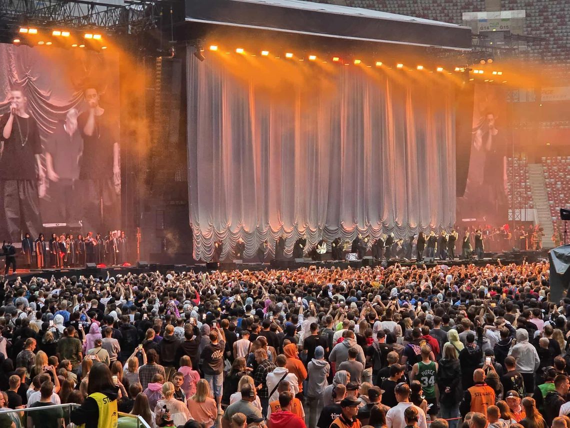 Koncert Quebonafide w Warszawie. Stadion wypełniają tłumy