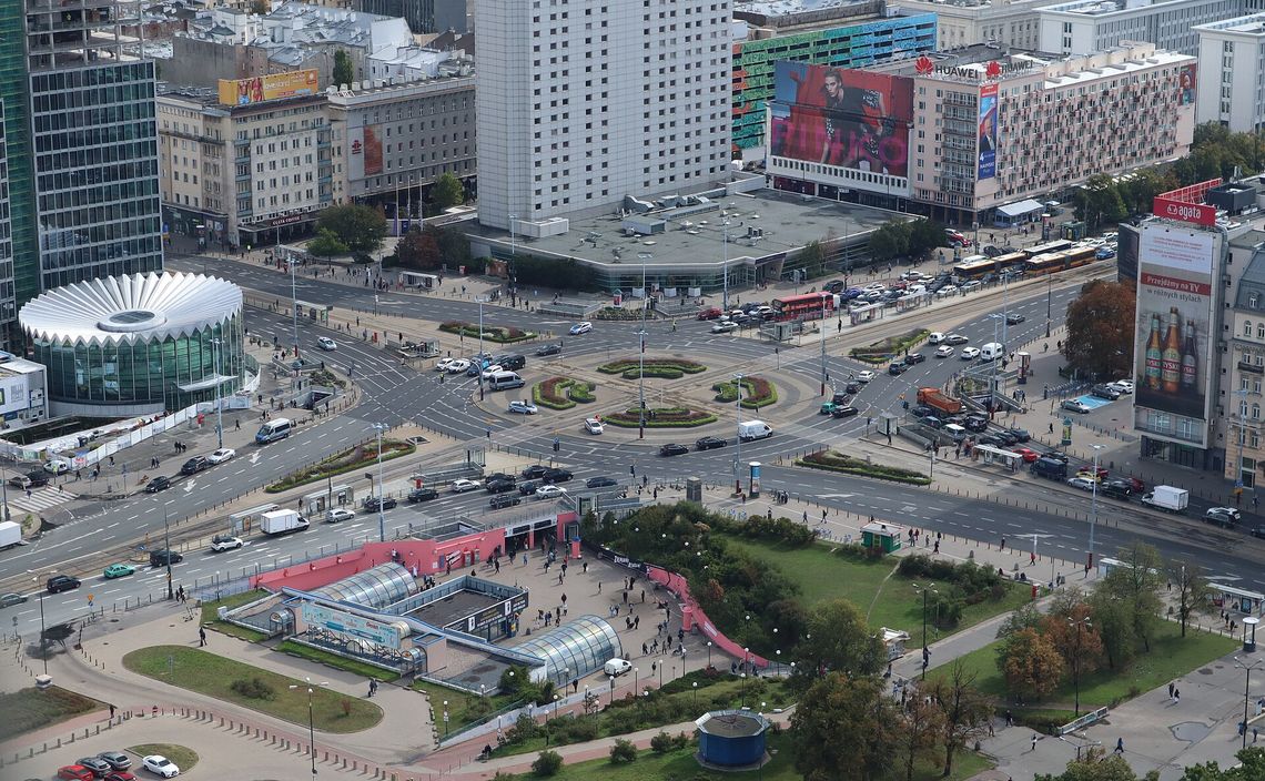 Koniec charakterystycznych niebieskich zadaszeń przy metrze Centrum. Warszawa szykuje dużą zmianę.