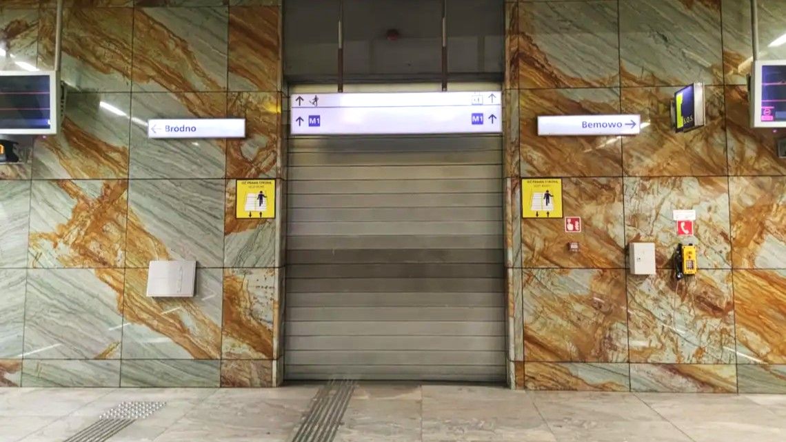 M2 wróciło na pełną trasę. Mężczyzna utknął między pociągiem a peronem