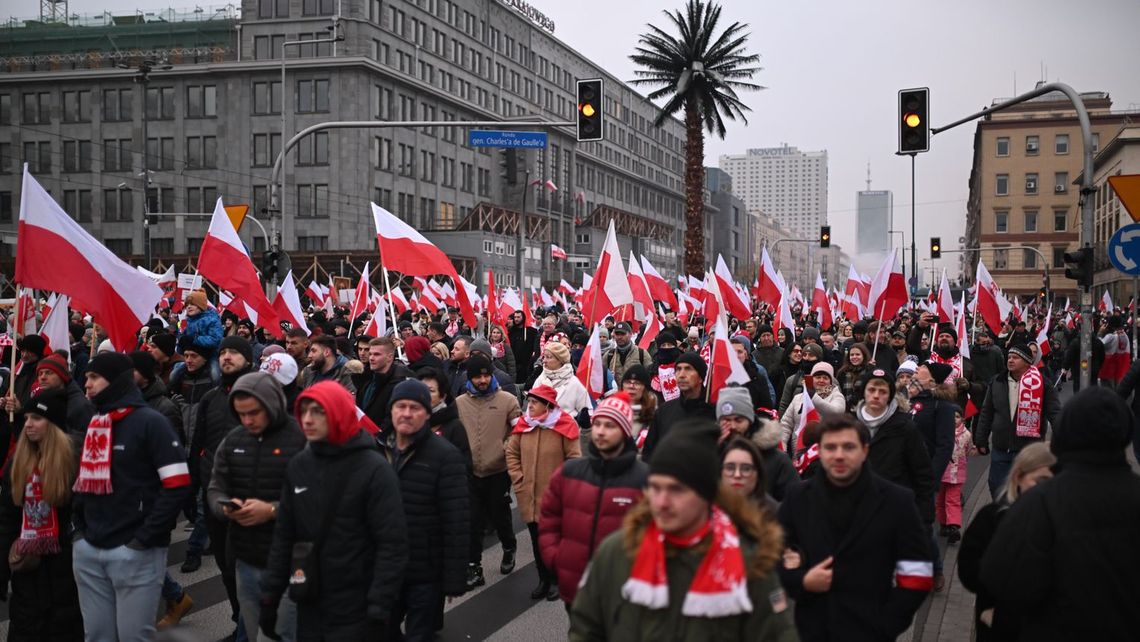 Marsz Niepodległości. Policja podsumowuje: przejęte race i 40 osób zatrzymanych Marsza Niepodległości