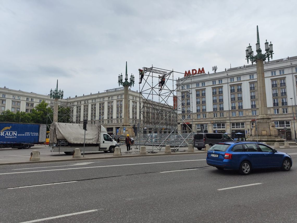 Marsz Trzaskowskiego i Nawrockiego w Warszawie. Utrudnienia w ruchu i zmiany w komunikacji