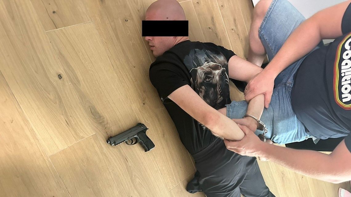Metodą „na wnuczka” ukradli ćwierć miliona złotych. Mieli broń palną i narkotyki
