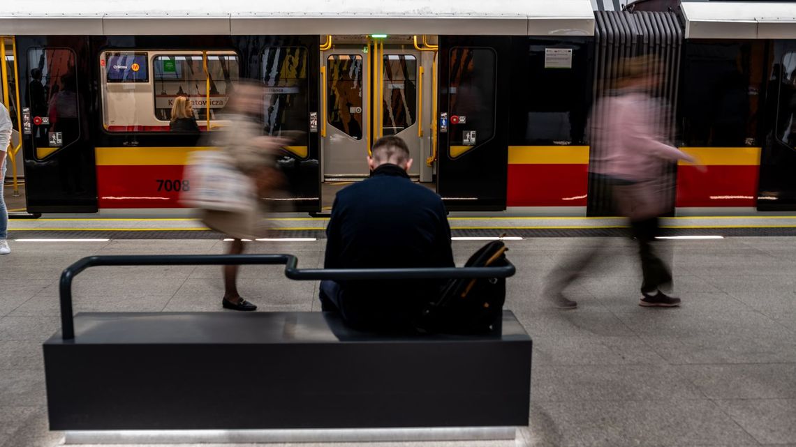 Metro nie kursuje. Zamknięte stacje na M2. Komunikat o opuszczeniu pociągu
