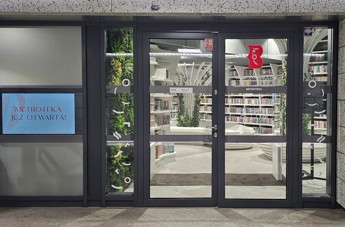 „Metroteka” kończy rok. Warszawska biblioteka w metrze przyciągnęła tysiące czytelników.