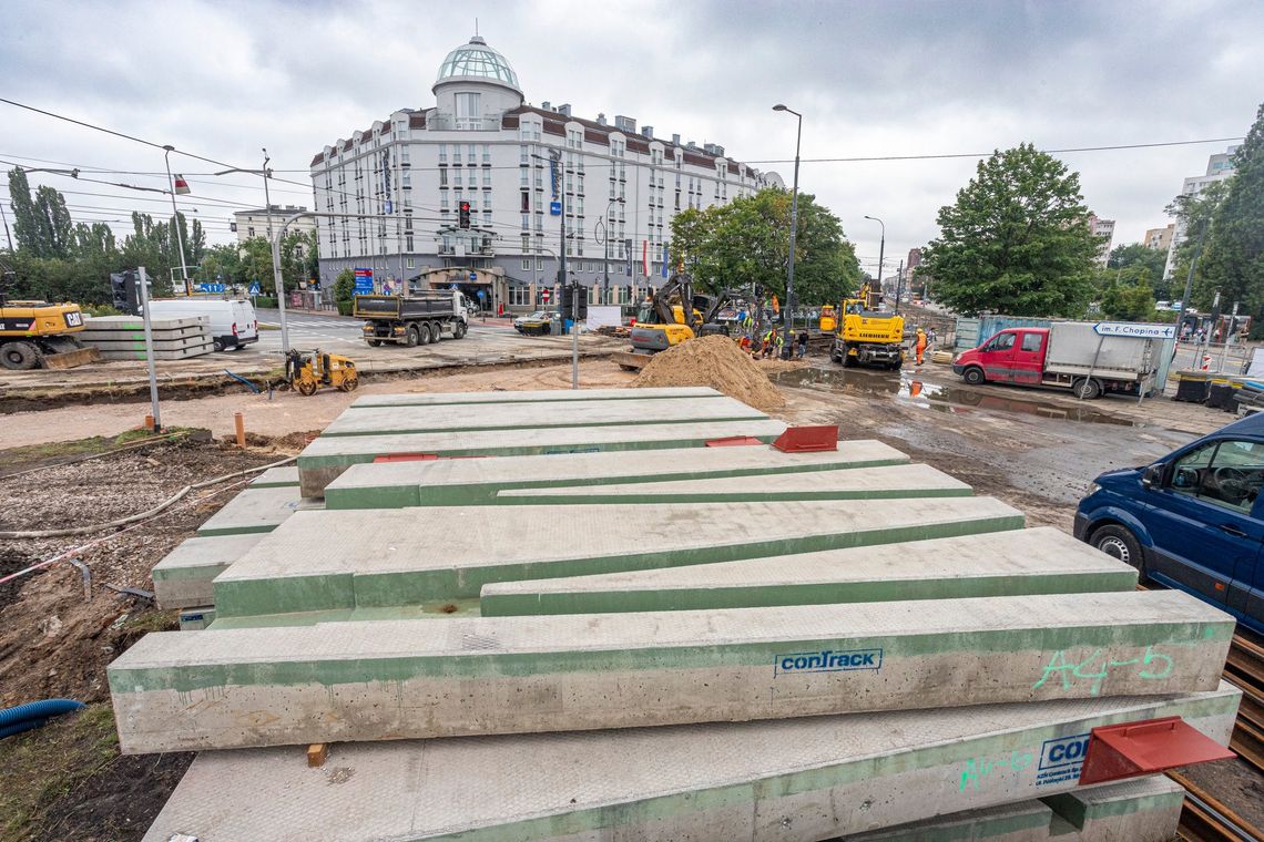 Montaż „klocków” na pl. Zawiszy opóźniony. Ulewne opady utrudniają prace remontowe