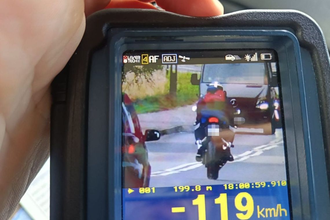 Motocyklem pędził znacznie ponad 100 km/h.