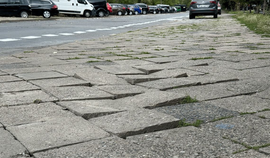 Zniszczony chodnik na Kamionku w Warszawie.