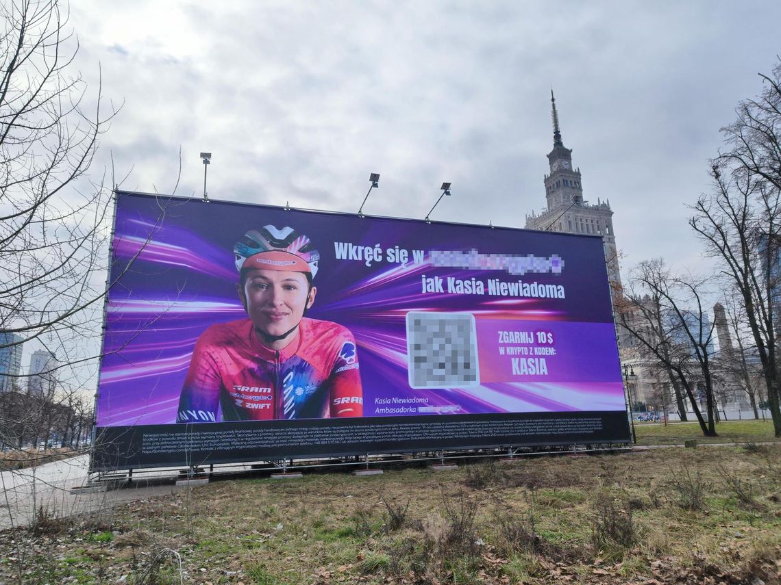 Wielka reklama na placu Defilad. Stoi tam nielegalnie. To kolejne „przygody” z tą działką