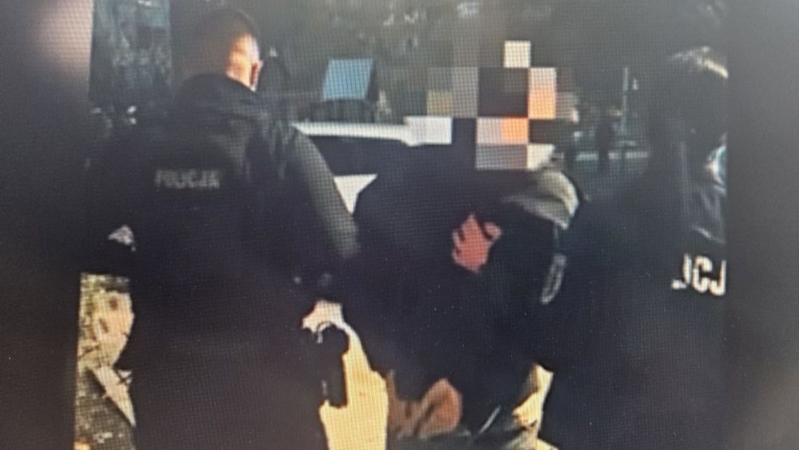 Narkotyki, broń palna i wagi elektroniczne. Na Bemowie rozbito grupę handlującą narkotykami