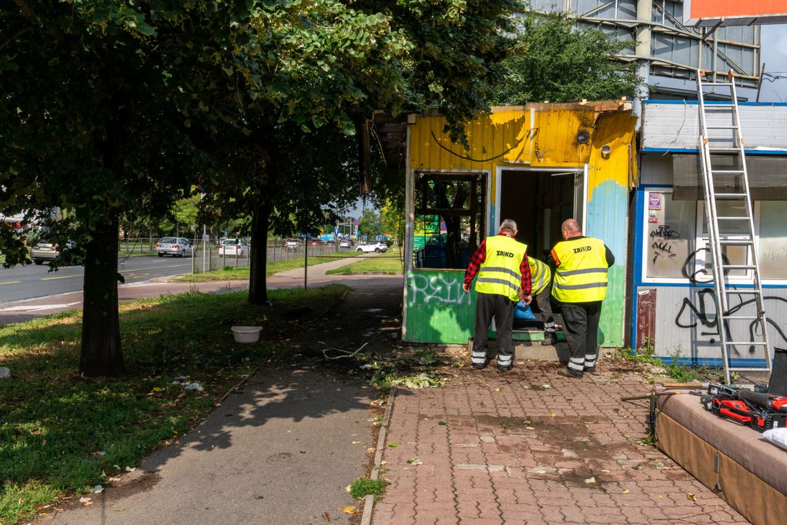 Nielegalny kiosk przy „Hali Kopińskiej” znika z miejskiej przestrzeni. Nielegalny kiosk przy „Hali Kopińskiej” znika z miejskiej przestrzeni.