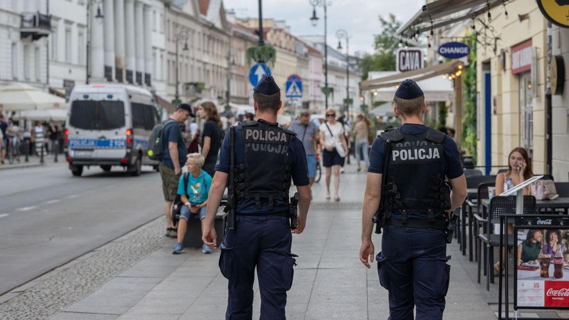 Nocne patrole w Warszawie. Ilu strażników i policjantów wyjeżdża po zmroku?