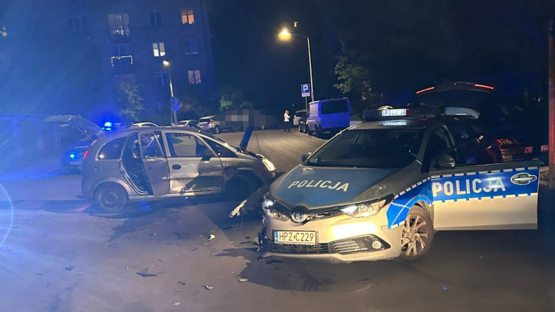 Nocny pościg na Pradze-Południe. Uciekając czołowo zderzył się z radiowozem