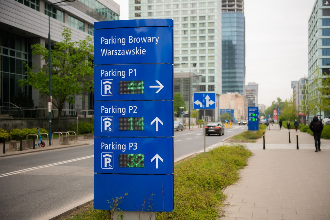 Tablice informujące o licznie miejsce parkingowych.